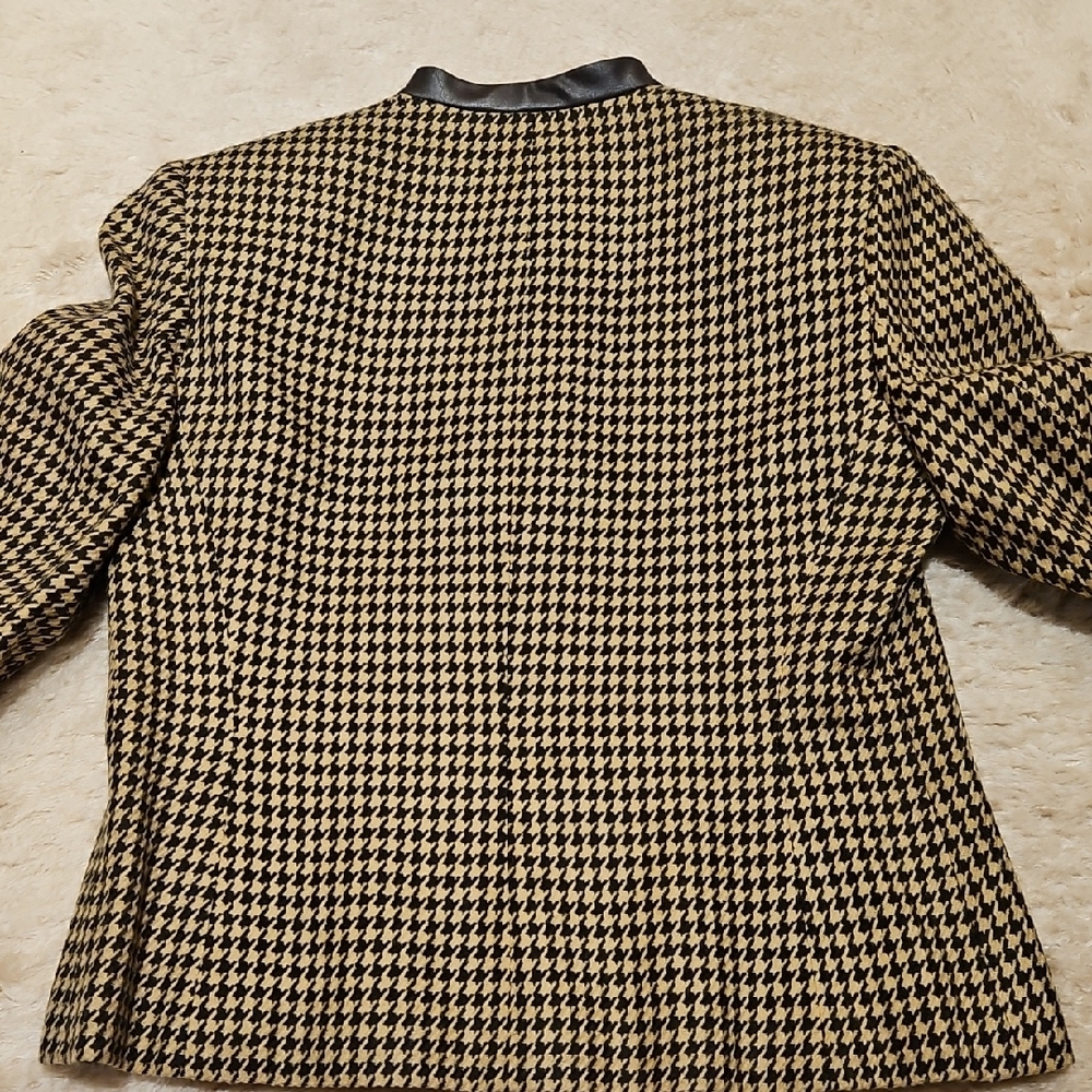 Houndstooth Patterned Sweater with Brown Trim - image 11